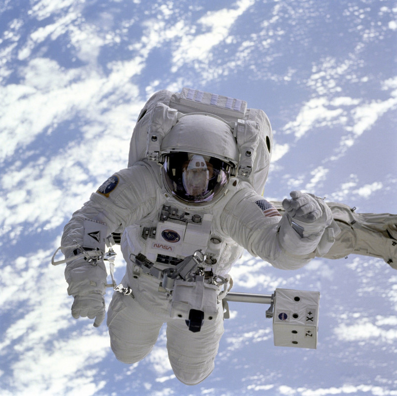 Astronaut in zero gravity © DLR